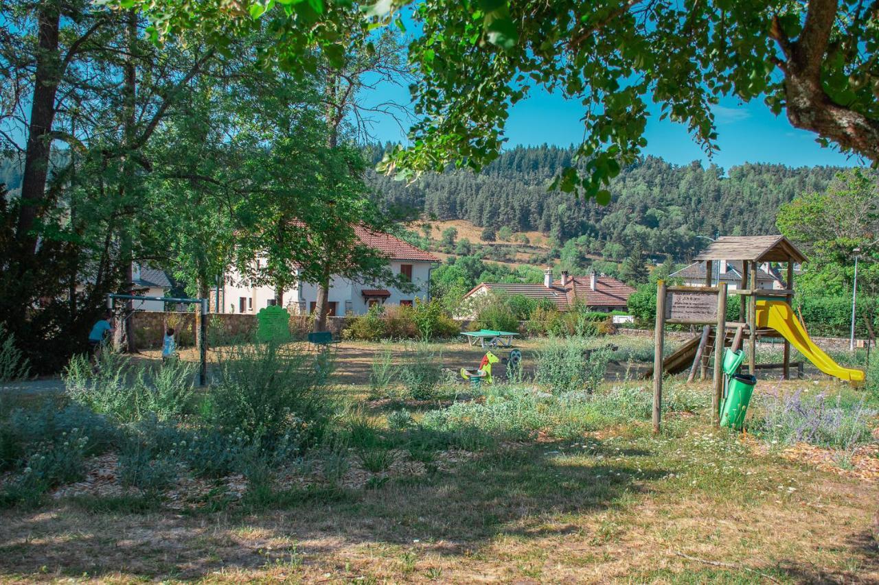 Villages De Gites Le Pigeonnier Le Malzieu-Ville Bagian luar foto
